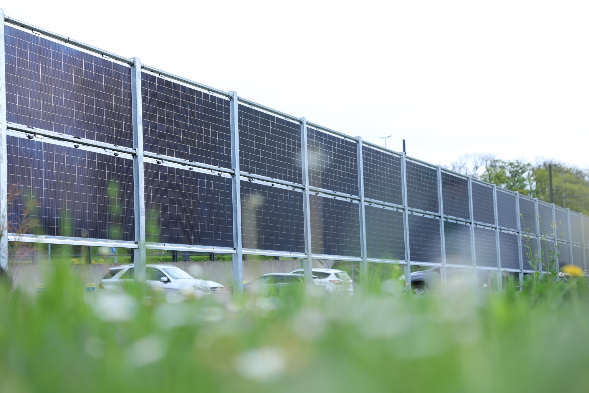 Clôture photovoltaïque professionnelle - sécurité et production d'énergie